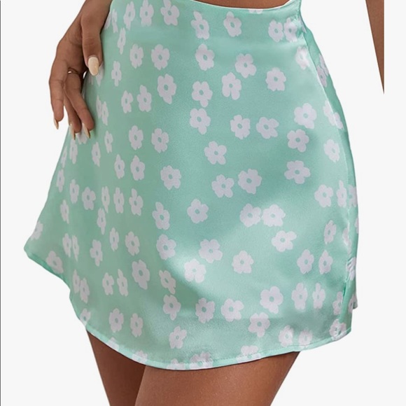 Princess Polly looks like Green mini satin skirt. - Picture 8 of 12